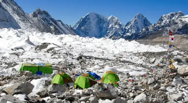 Namioty w bazie pod Mount Everest. Widok na lodowiec i ośnieżone szczyty. Tu właśnie leży Mount Everest.