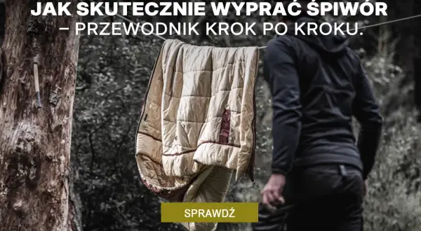 Jak prać śpiwór? Przewodnik krok po kroku. Śpiwór schnie na sznurku, a obok stoi osoba w czarnej bluzie.