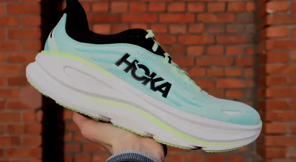 Damskie buty do biegania Hoka Bondi 9 w kolorze miętowym, z białym, grubym bieżnikiem i czarnym logo HOKA.