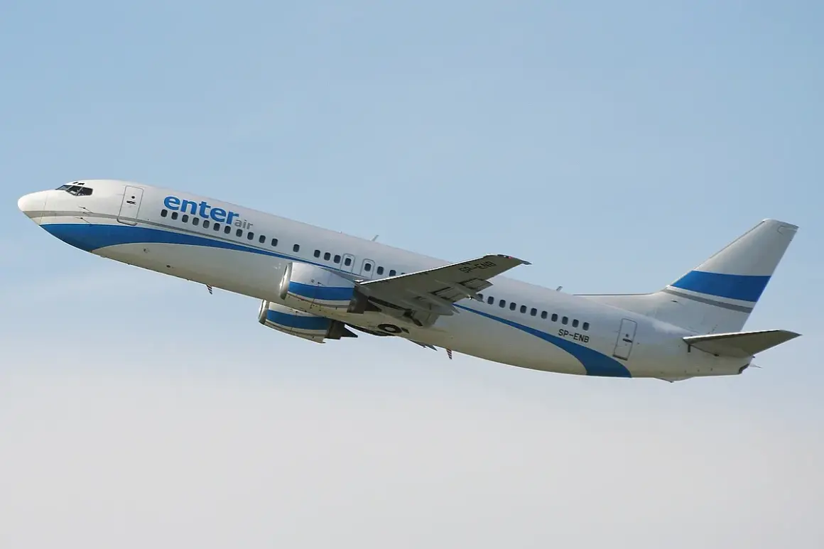 Samolot Enter Air Boeing 737 wznoszący się na tle błękitnego nieba.