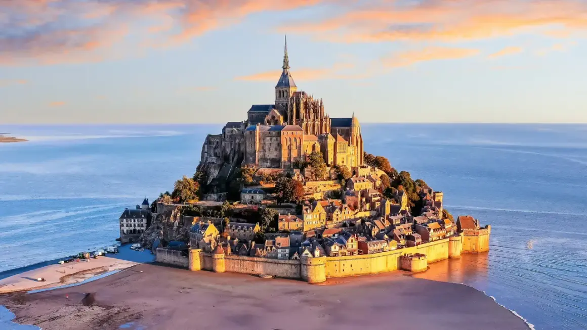 Mont Saint-Michel, perełka Normandii, to jedno z najpiękniejszych miejsc, które warto zobaczyć we Francji. Ta skalista wyspa z opactwem i urokliwą wioską zachwyca o każdej porze dnia.