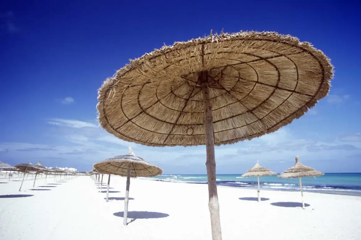 Słomiane parasole na pustej plaży w Tunezji. W marcu pogoda już zachęca do wypoczynku.