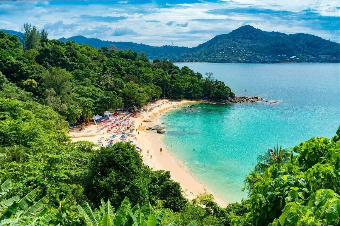 Piękna plaża na Phuket, idealna na listopadowe wakacje. Słońce, turkusowa woda i bujna zieleń.