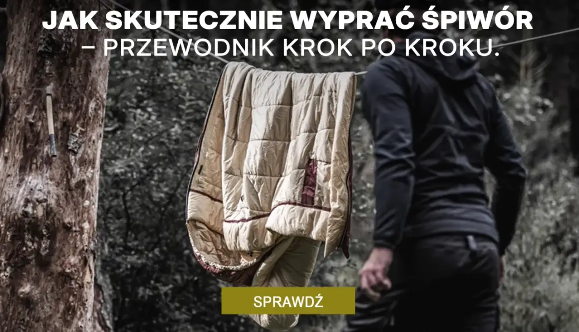 Jak prać śpiwór? Przewodnik krok po kroku. Śpiwór schnie na sznurku, a obok stoi osoba w czarnej bluzie.