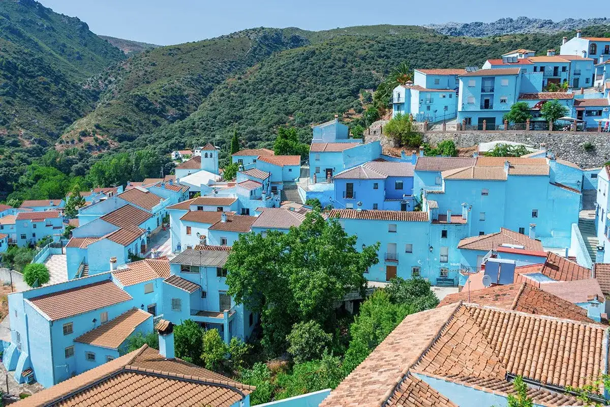 Júzcar - niebieska wioska Andaluzji. Jak zaplanować wizytę?