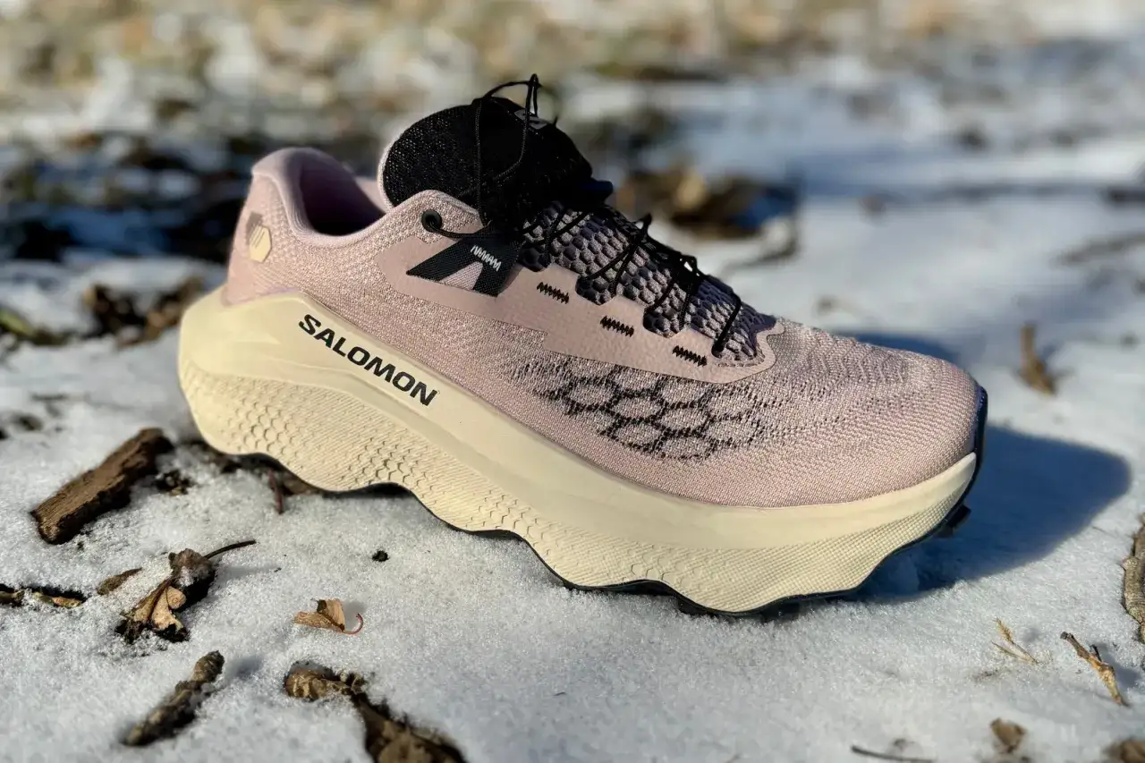 R&oacute;żowy but Salomon Ultra Glide 4 na śniegu, gotowy na zimowe biegi.