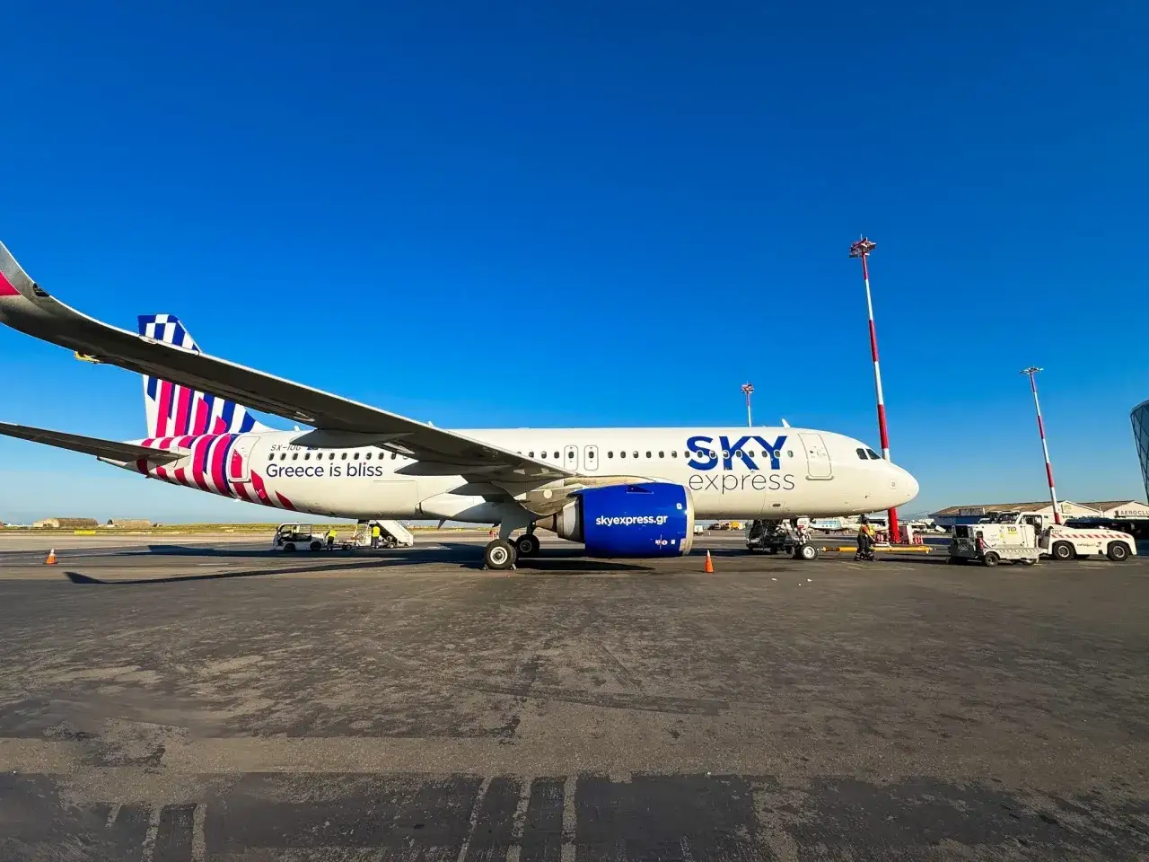Samolot Sky Express na płycie lotniska. Sprawdź sky express wymiary bagażu przed podr&oacute;żą.