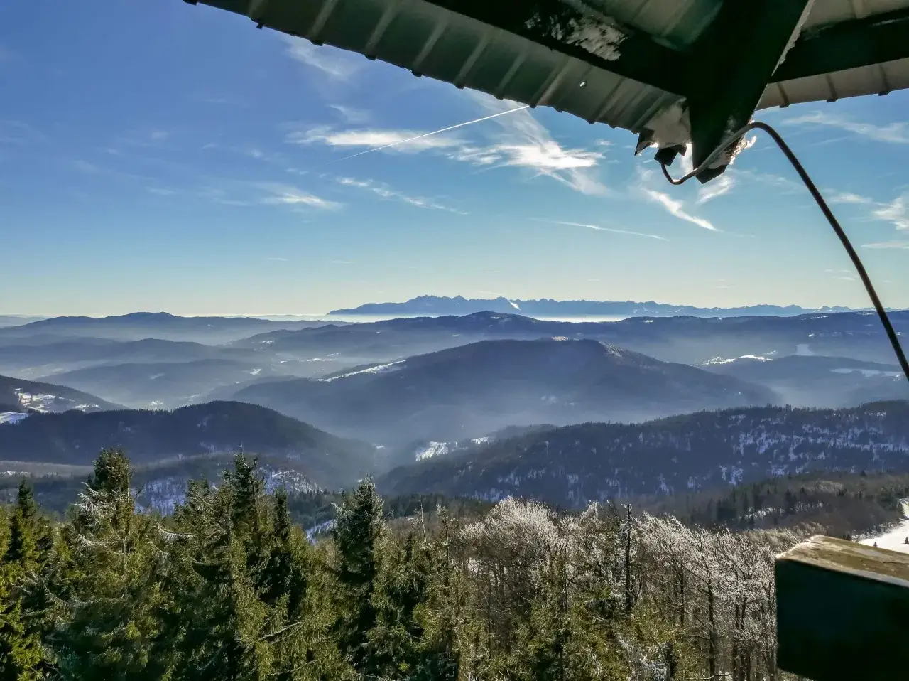 Widok z wieży widokowej na Beskid Wyspowy. W dole lasy i doliny, w oddali majaczą Tatry. To najładniejszy szlak na Mogielicę.
