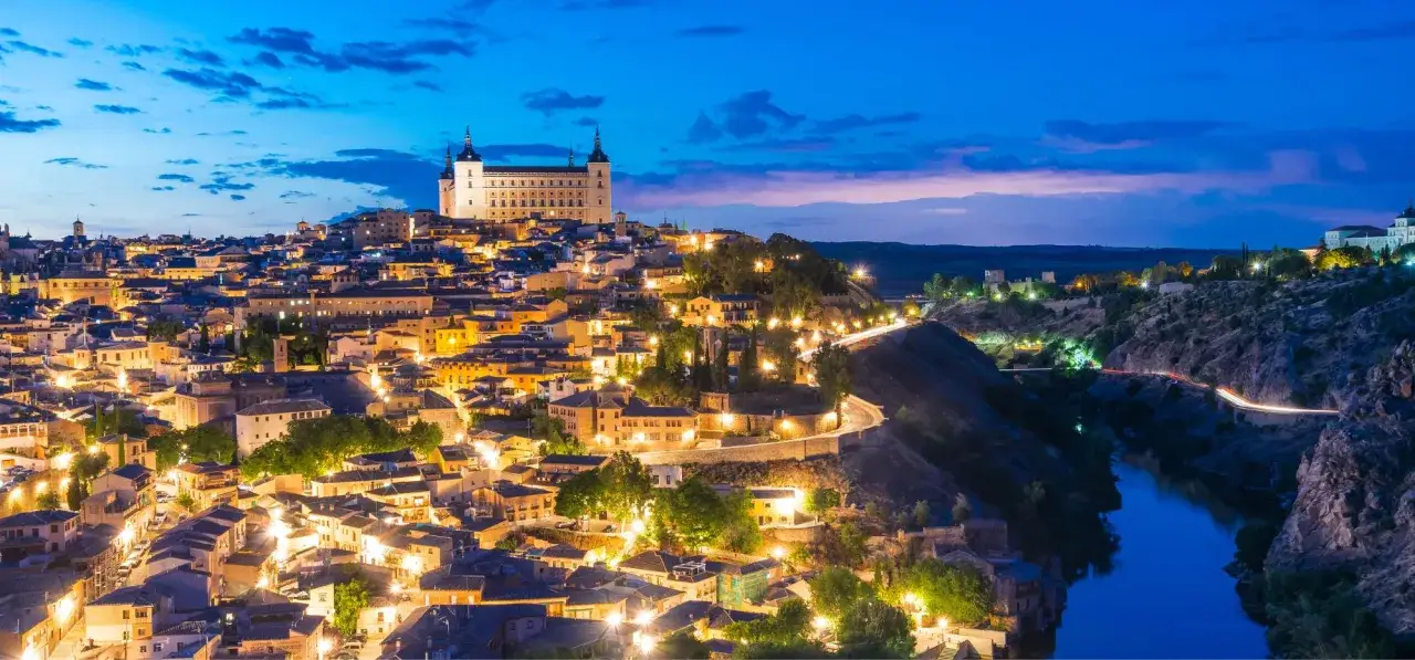 Widok na zabytkowe miasto Toledo, jedno z najpiękniejszych hiszpania miasta turystyczne, o zmierzchu. Rzeka Tag tworzy naturalną fosę.