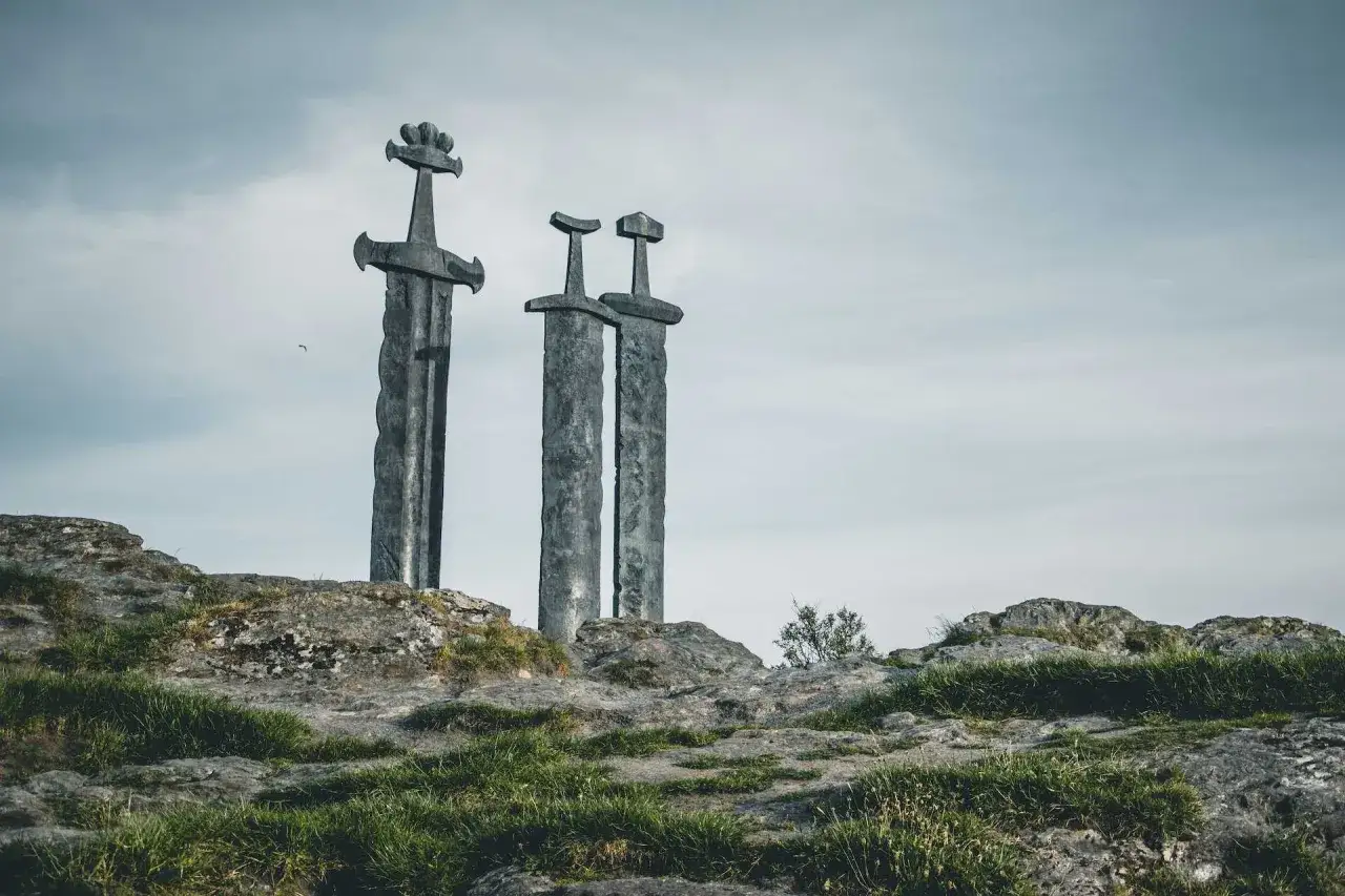 Miecze wikingów w Stavanger – symbol jedności i historii. Obowiązkowy punkt, by zobaczyć w Stavanger.