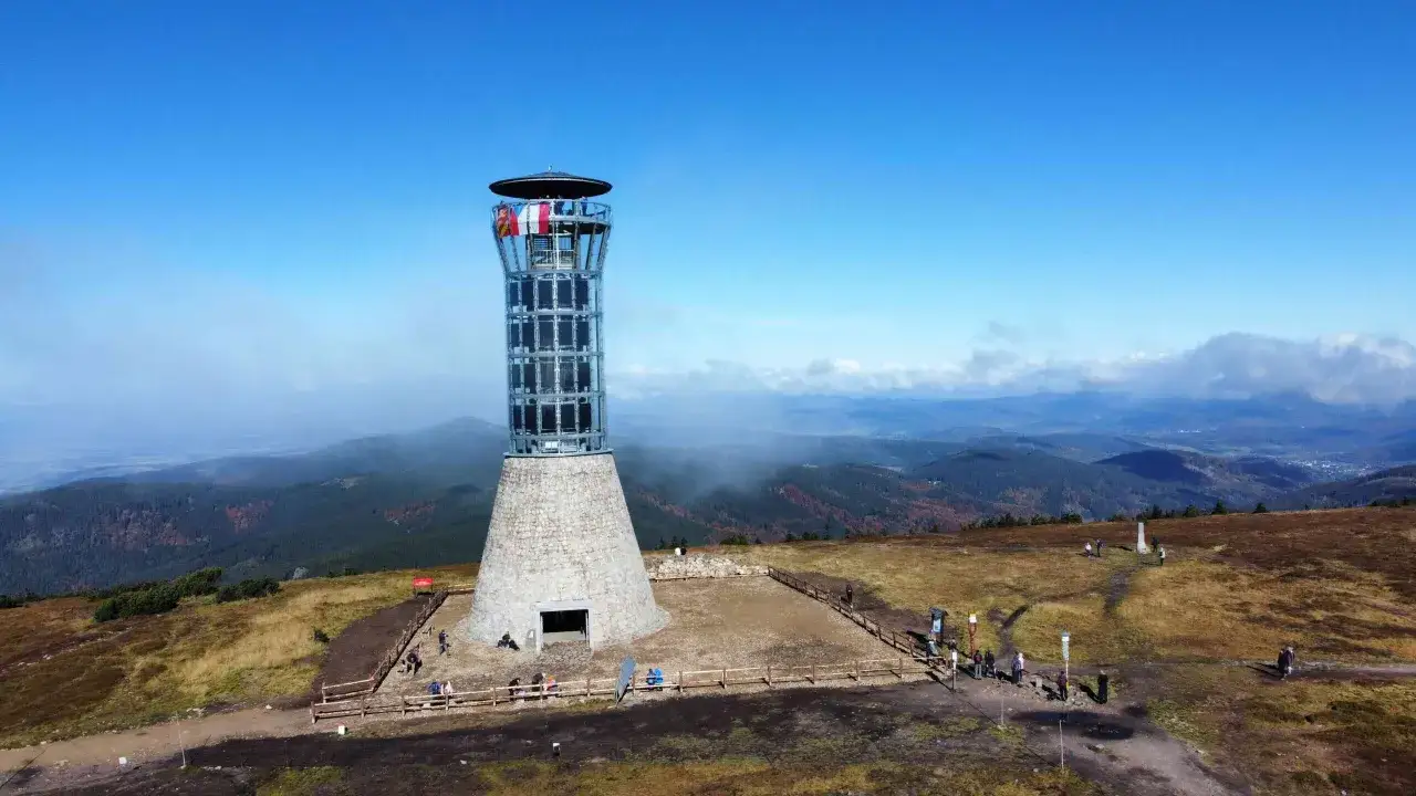 Wieża widokowa na Śnieżniku, z kt&oacute;rej roztacza się piękna panorama g&oacute;r. Trasa na Śnieżnik jest popularna wśr&oacute;d turyst&oacute;w.