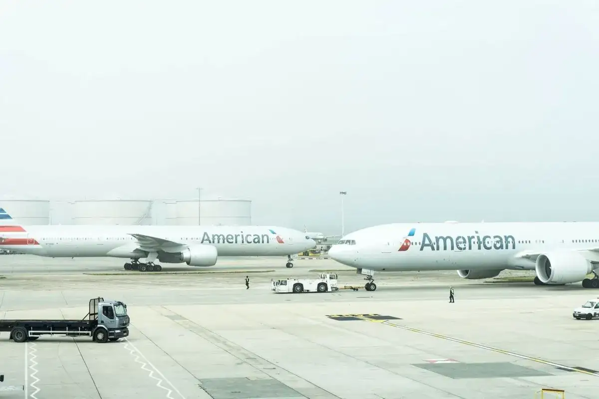 Dwa samoloty American Airlines na płycie lotniska. W tle widać cysterny. Może to bagaż podręczny?