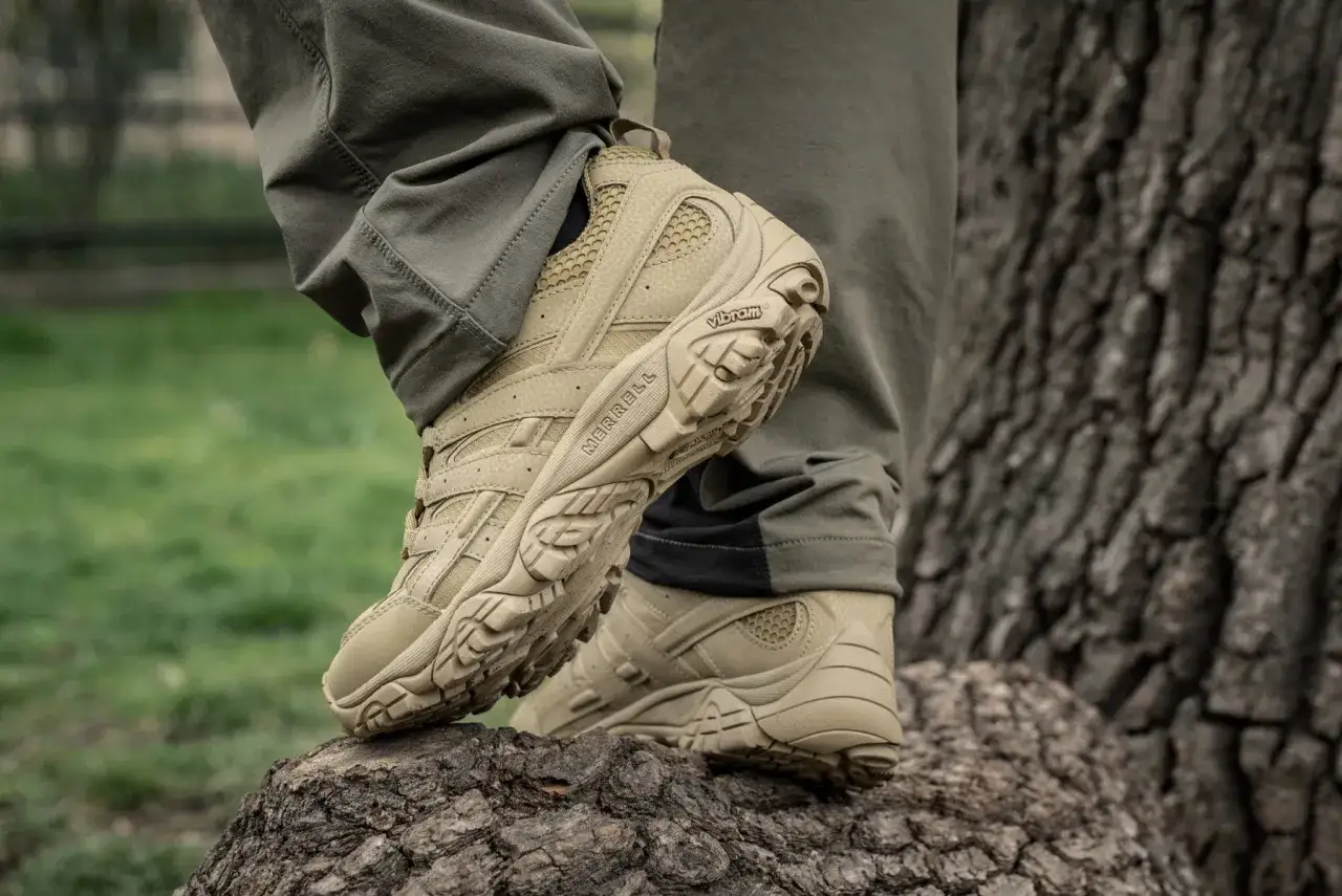 Beżowe buty Merrell z podeszwą Vibram, idealne jako buty w g&oacute;ry. Solidne i wygodne, gotowe na każdą wyprawę.