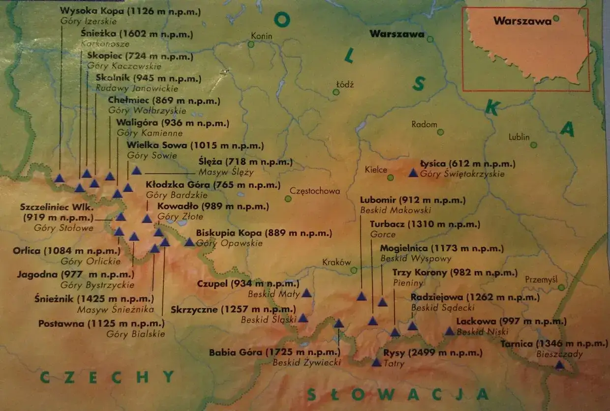 Mapa Polski z zaznaczonymi szczytami, tworzącymi koronę g&oacute;r polskich. Widoczne m.in. Tatry, Bieszczady, Sudety.