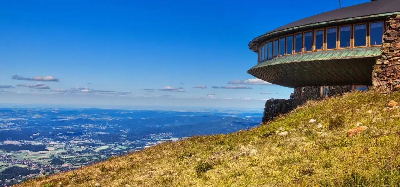 Widok z g&oacute;rskiej restauracji na rozległą panoramę. Zastanawiasz się, ile się idzie na Śnieżkę? Z tego miejsca widać cel wędr&oacute;wki.