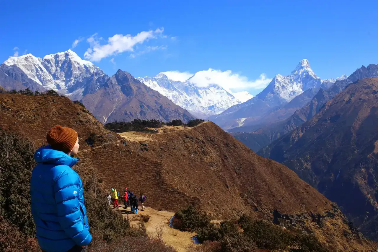Widok na najwyższy szczyt Azji, majestatyczny Everest, z perspektywy szlaku trekkingowego.