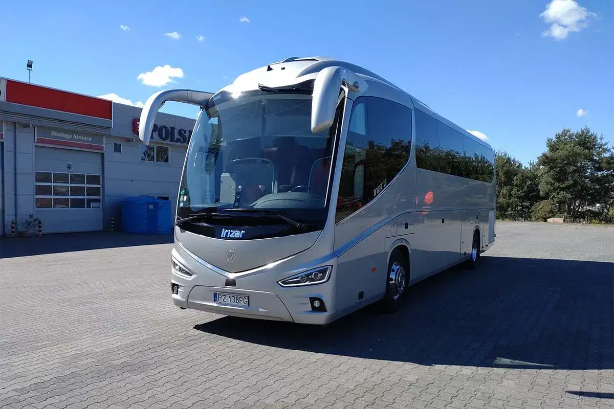 Nowy autokar Irizar czeka na wycieczkę objazdową autokarem do Włoch. Sprawdź, co zabrać na wycieczkę objazdową autokarem do Włoch!