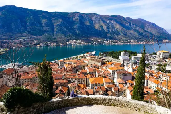 Widok na zatokę Kotorską i miasto z czerwonymi dachami. Warto zobaczyć Kotor, malownicze miasteczko w Czarnogórze.