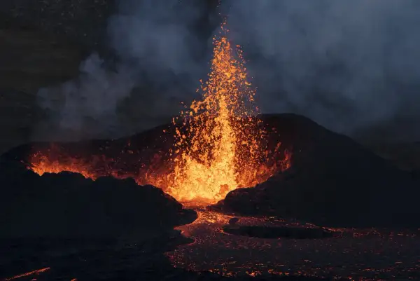 Islandia wulkan na żywo: fontanna lawy wybucha z krateru, tworząc spektakularny pokaz ognia i dymu.