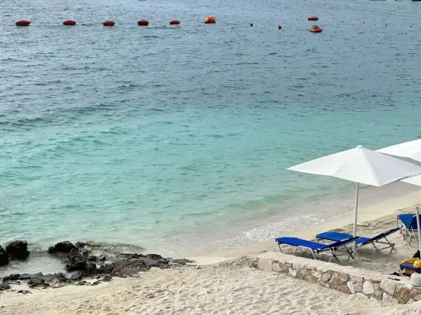 Piękna, słoneczna albania pogoda sierpień. Turkusowe morze, piaszczysta plaża z leżakami i parasolami.