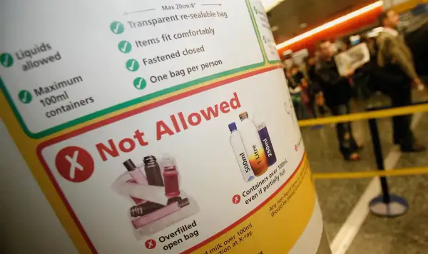 Zasady dotyczące płynów w bagażu podręcznym flydubai: maksymalnie 100 ml, przezroczysta torba. Nie wolno przewozić pojemników powyżej 100 ml.