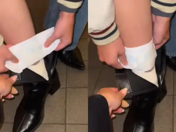 Ktoś wkłada podpaskę do buta, by zapobiec otarciom. Nowe buty obcierają pięty, ale ten trik ratuje sytuację.