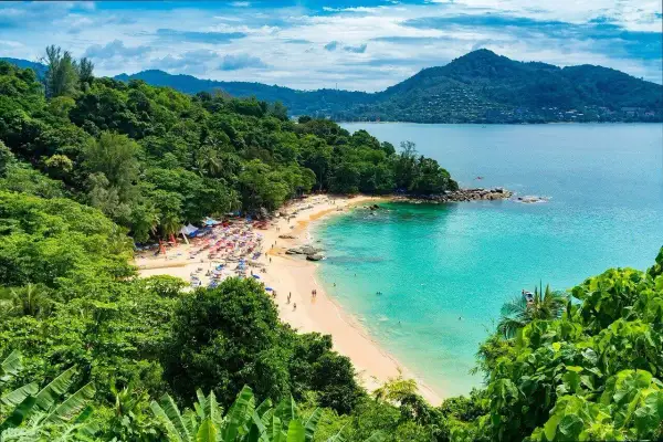Piękna plaża na Phuket, idealna na listopadowe wakacje. Słońce, turkusowa woda i bujna zieleń.