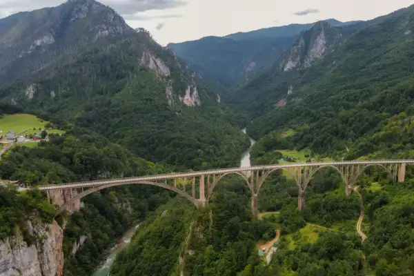 Most Đurđevića Tara, jeden z najpiękniejszych widoków Czarnogóry, w otoczeniu zielonych gór i rzeki.
