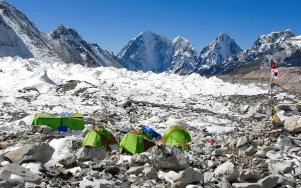 Namioty w bazie pod Mount Everest. Widok na lodowiec i ośnieżone szczyty. Tu właśnie leży Mount Everest.