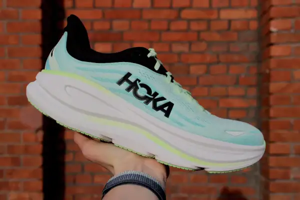 Damskie buty do biegania Hoka Bondi 9 w kolorze miętowym, z białym, grubym bieżnikiem i czarnym logo HOKA.